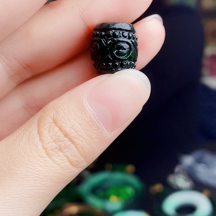 翡翠未镶嵌颈饰多样性