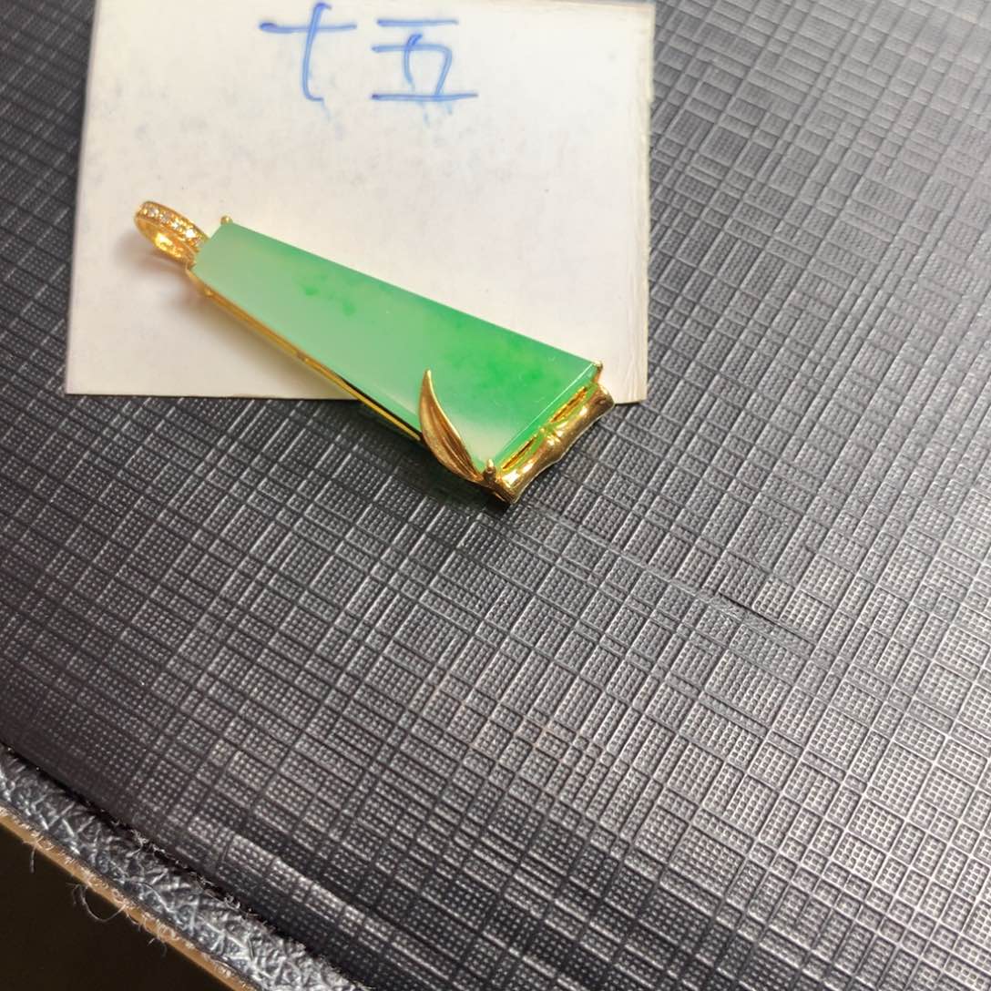 翡翠18K金镶嵌颈饰翡翠