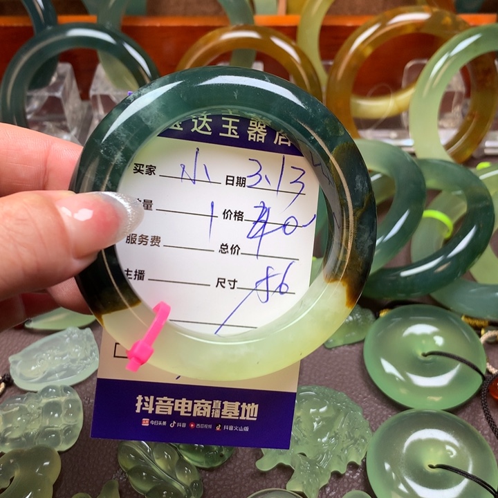 蛇纹石玉未镶嵌手镯小*猪