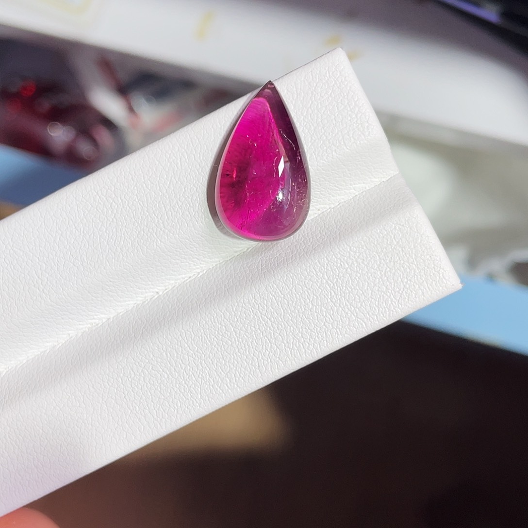 碧玺裸石未镶嵌8.1ct卢比来