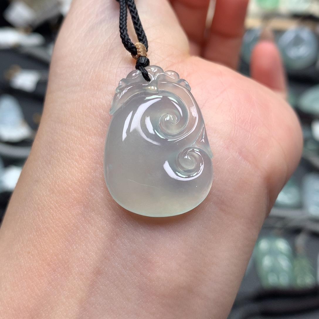 翡翠颈饰未镶嵌如意