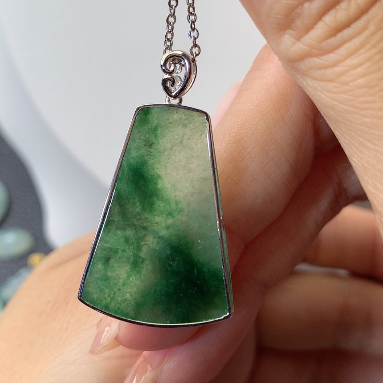 【闪购商品】吊坠(赠链)18K金镶嵌翡翠