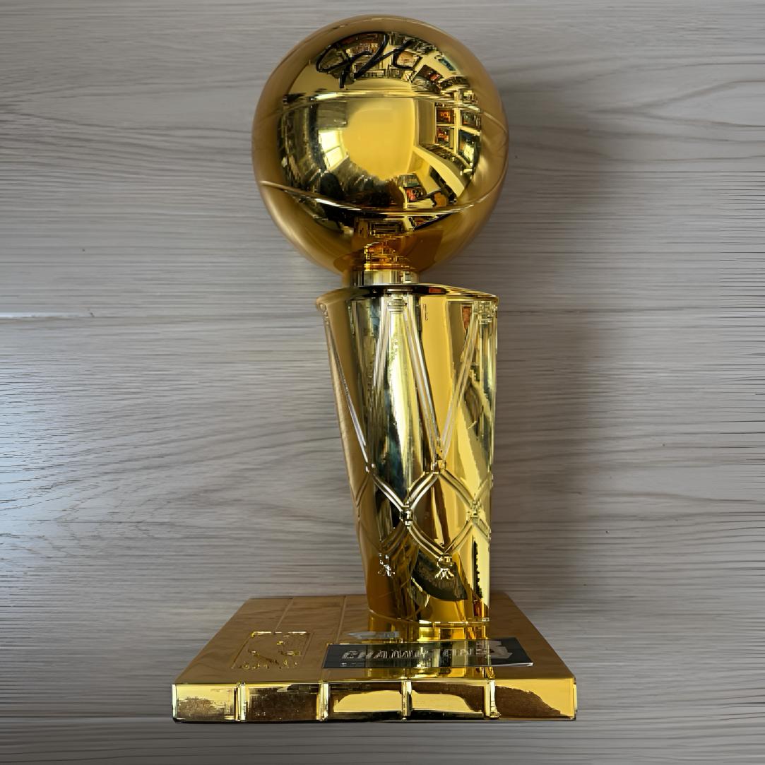 字母哥亲签雄鹿队2021总冠军纪念品奖杯