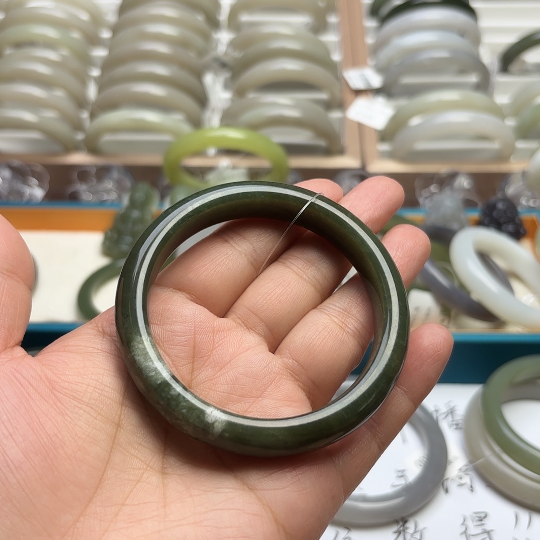 和田玉未镶嵌手镯