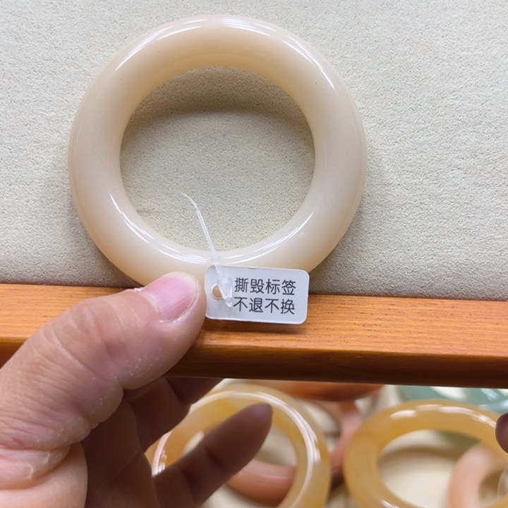 i***u石英质玉（佘太翠）手镯未镶嵌