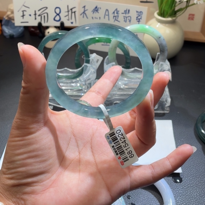 风***里未镶嵌手镯翡翠高冰蓝