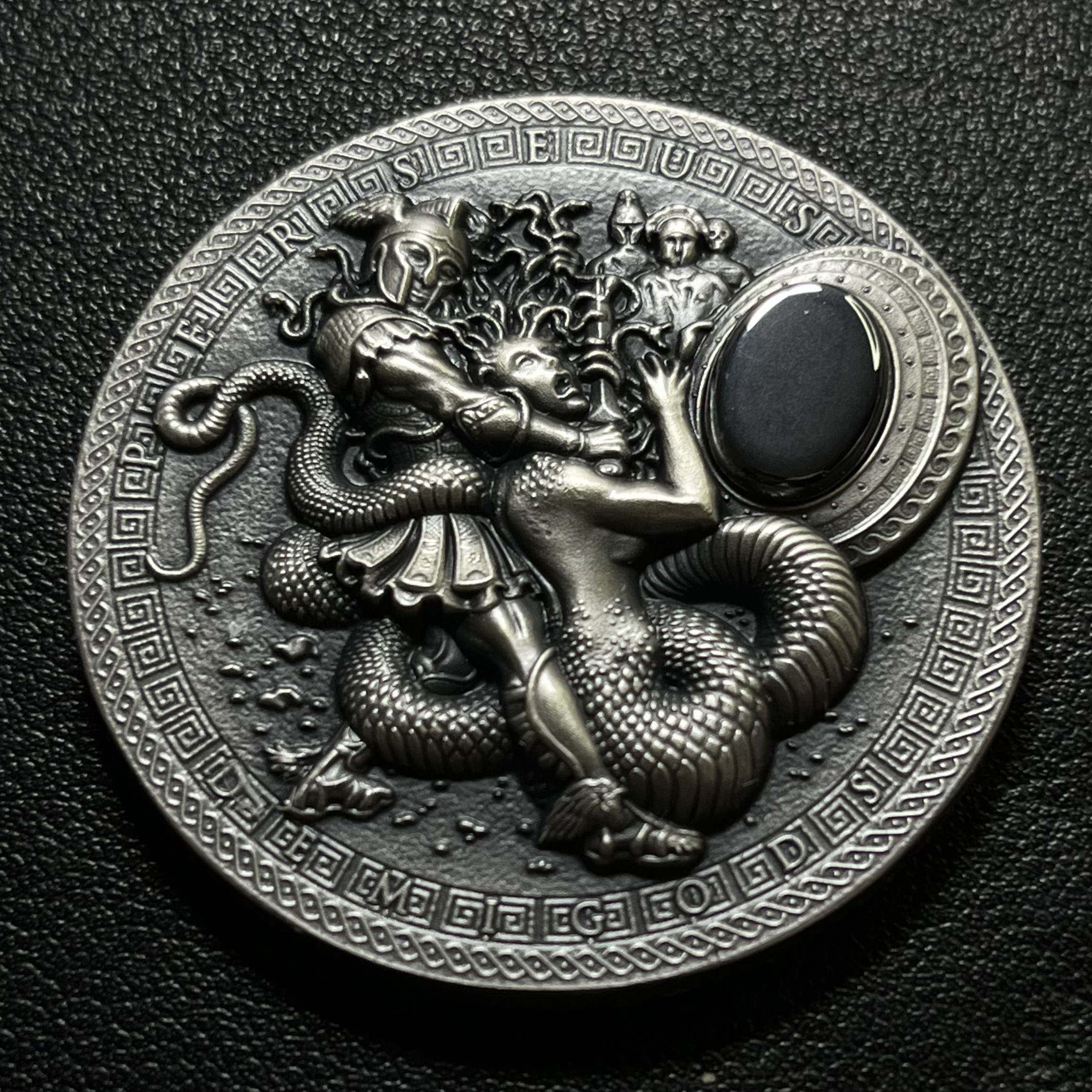 纽埃2018年半神（2）珀尔修斯战美杜莎2盎司超高浮雕仿古镶嵌银币 