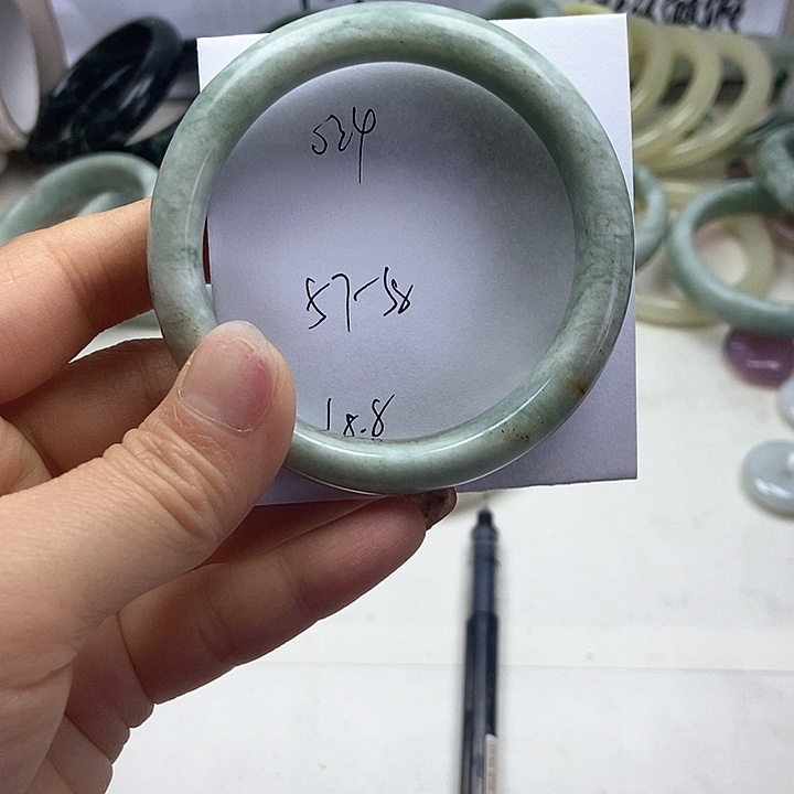 石英质玉手镯未镶嵌