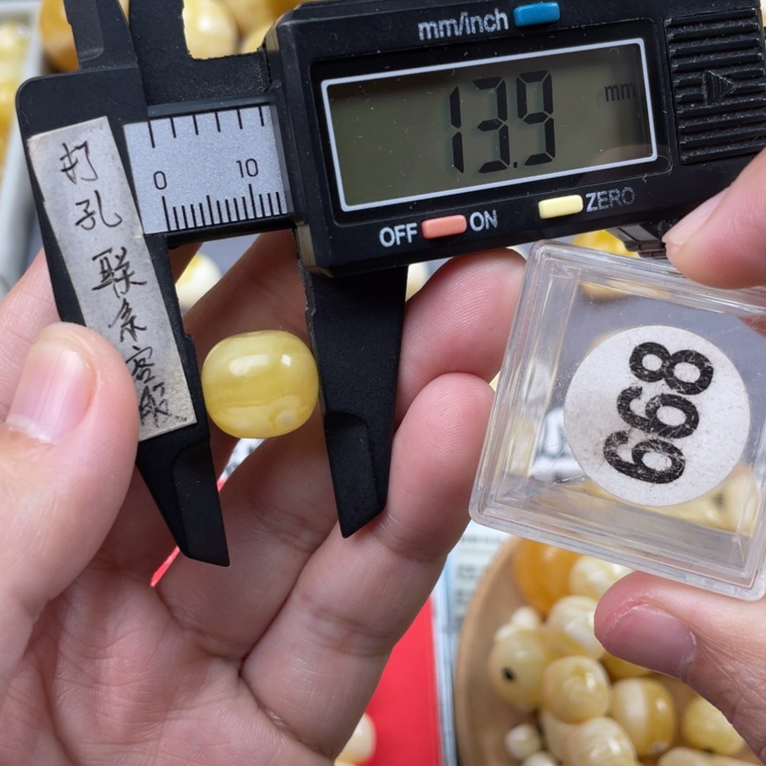 蜜蜡珠宝奇石未镶嵌