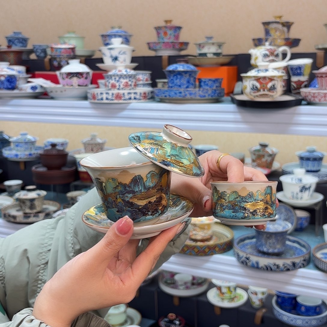 盖碗里放入适量的水