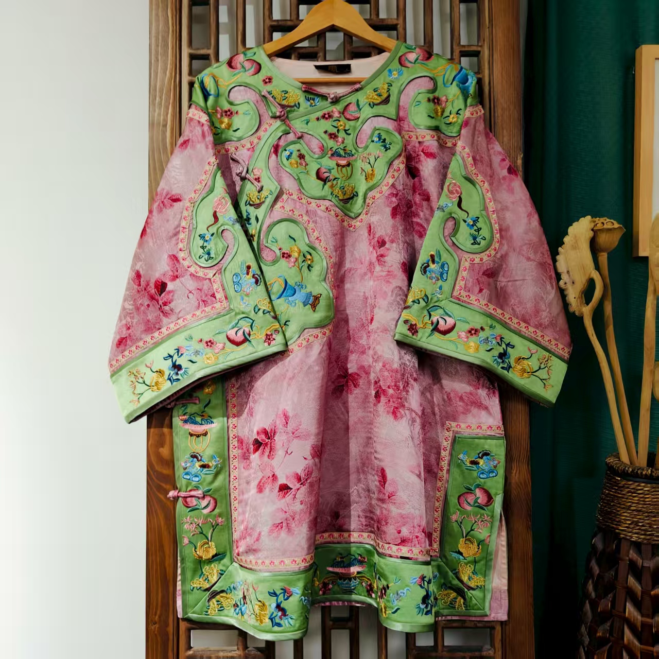 （LS536-6）凤徕兮私人定制粉色荷花香香底拼刺绣如意边斜襟太太服