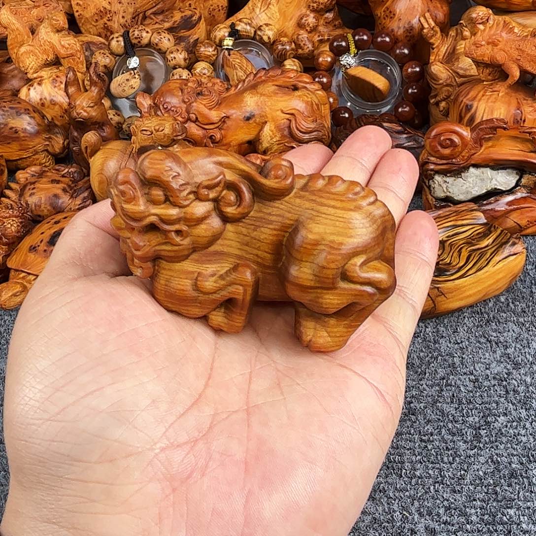 柏木太行崖柏黑油手把件貔貅