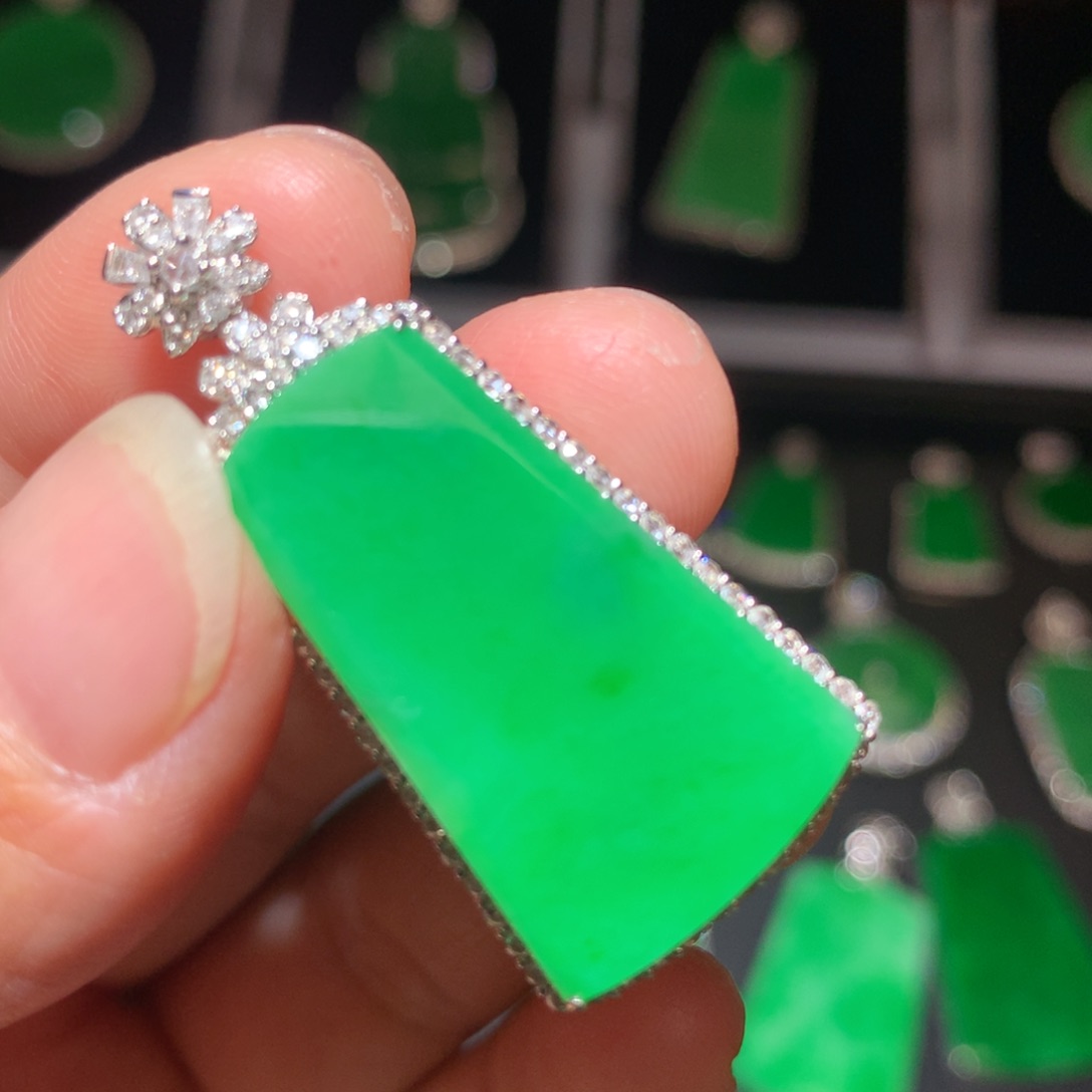 翡翠18K金镶嵌颈饰翡翠