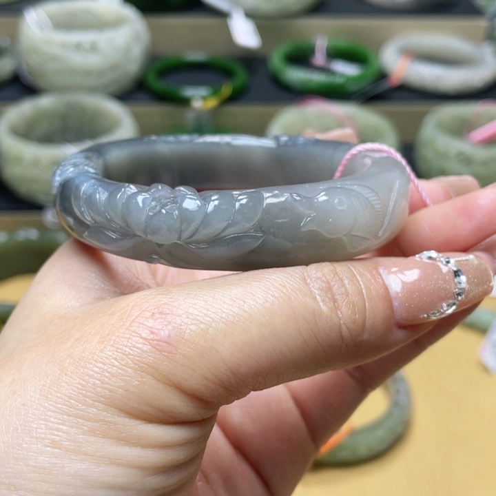 和田玉手镯56+圈口。编号58未镶嵌