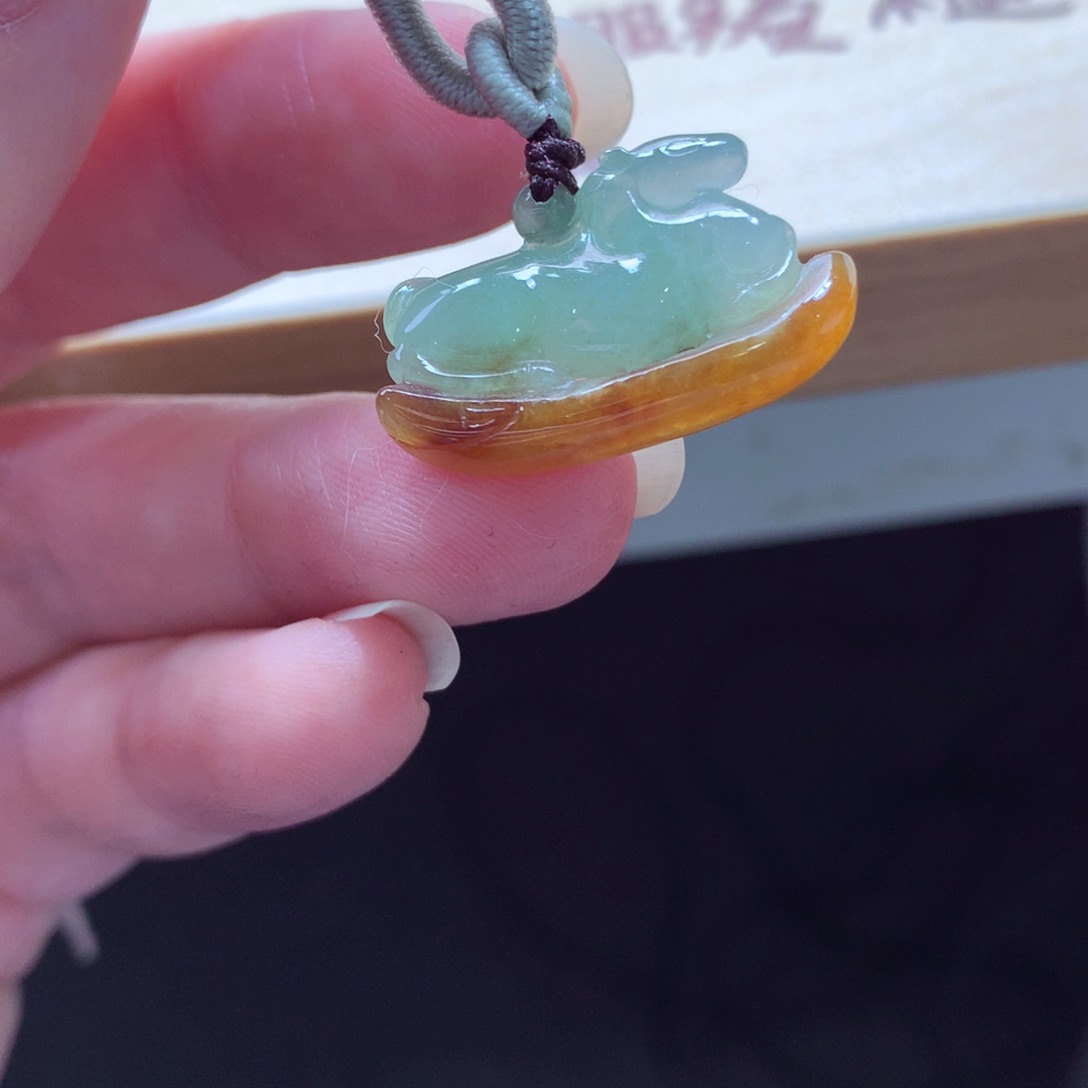 翡翠颈饰未镶嵌吊坠