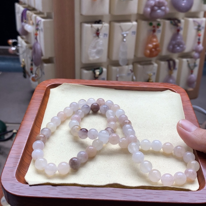 石英质玉颈饰足铂镶嵌