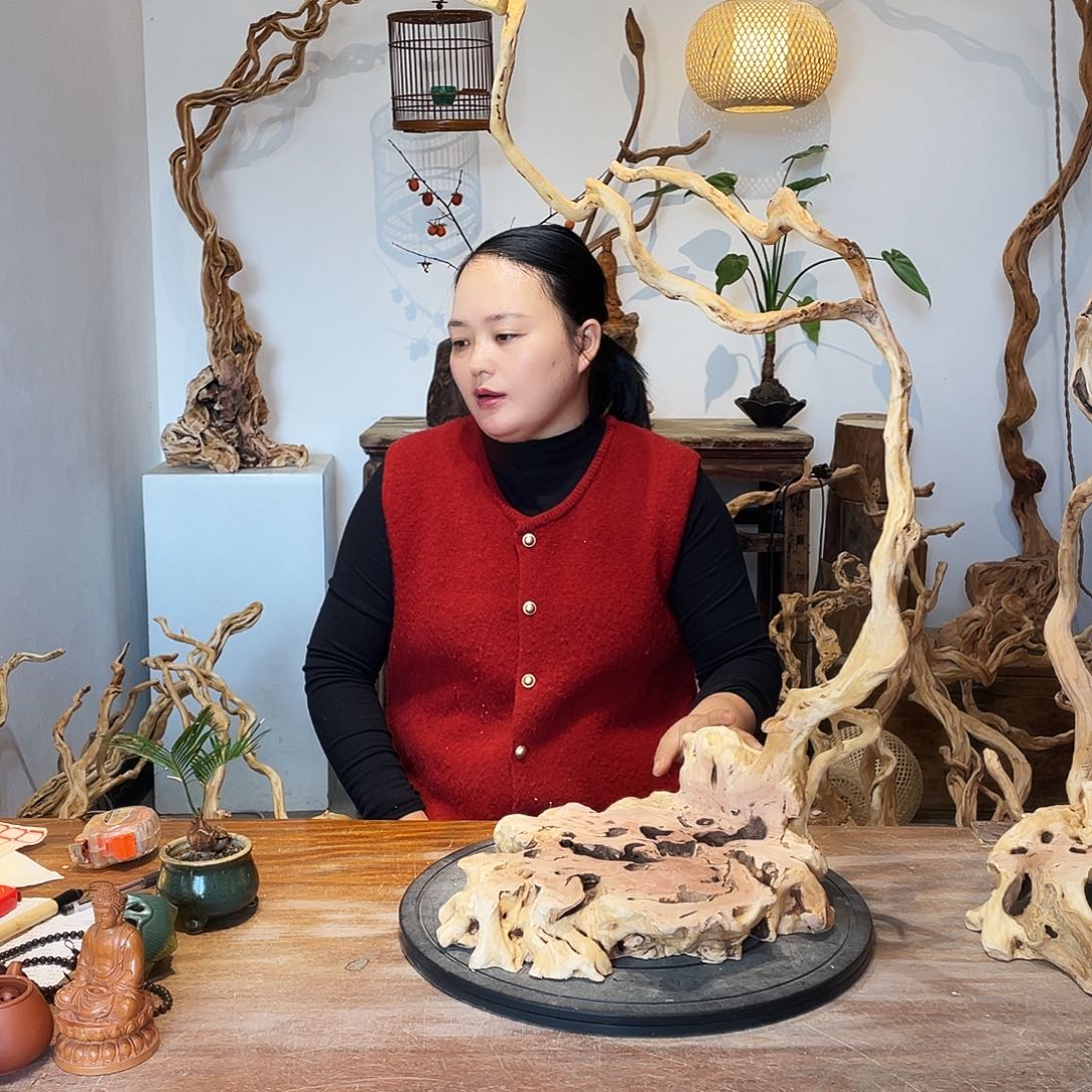 旁***.天然根雕陶制艺术品