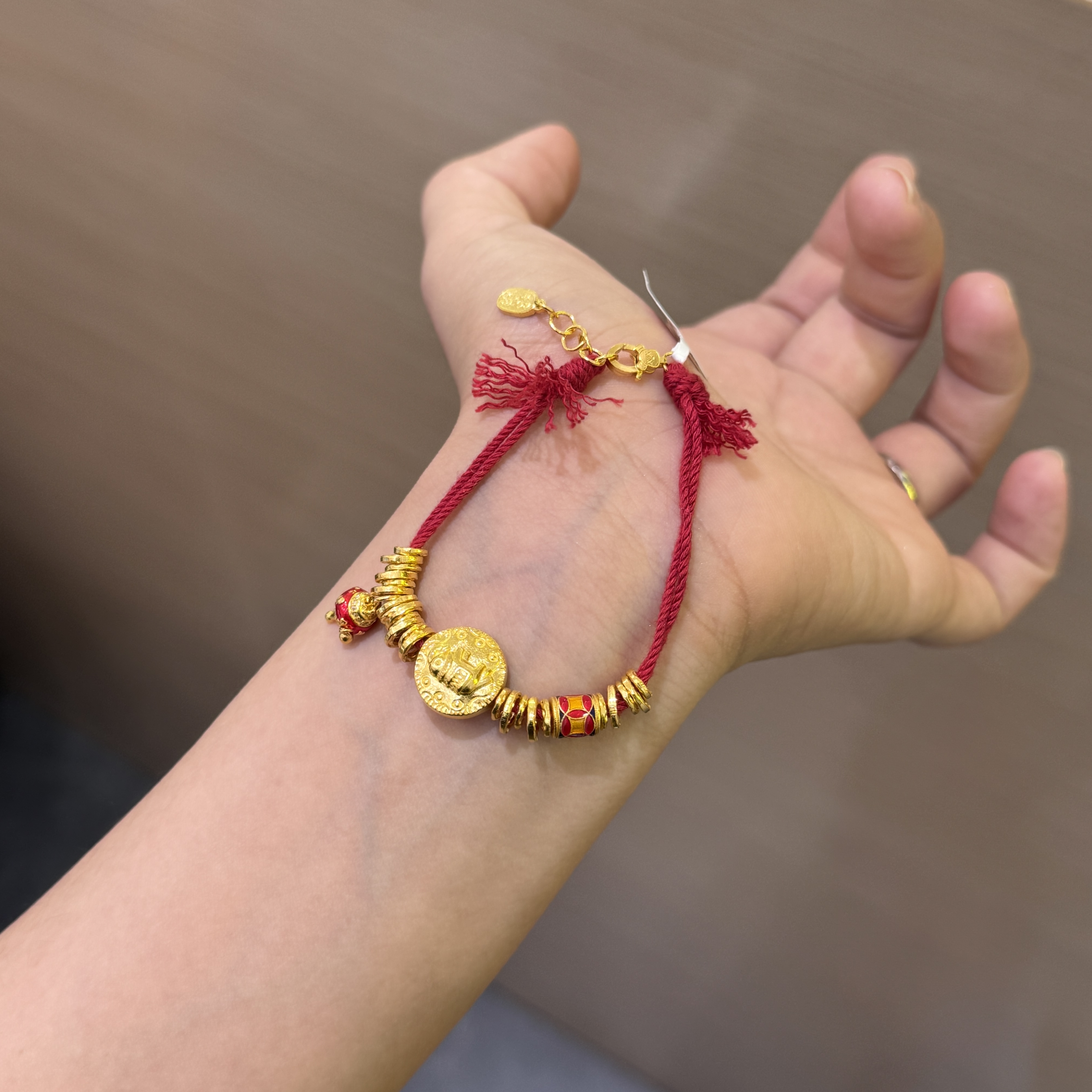 【菠萝珠宝】足金999  简约时尚转金桶吉象红绳  净金重：14.87克