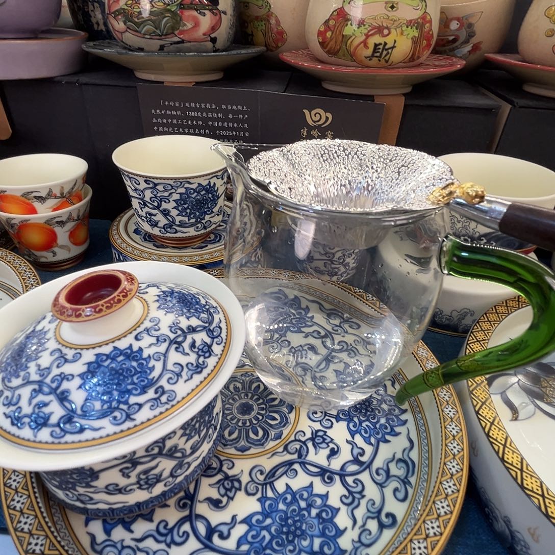 这些盖碗很漂亮！！