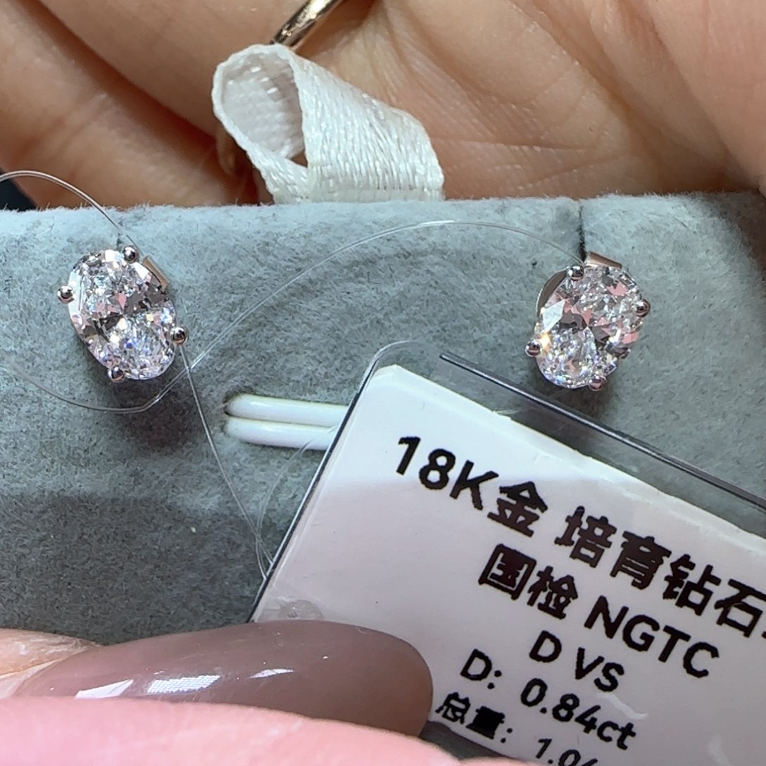 实验室培育钻石18K金镶嵌椭圆耳钉