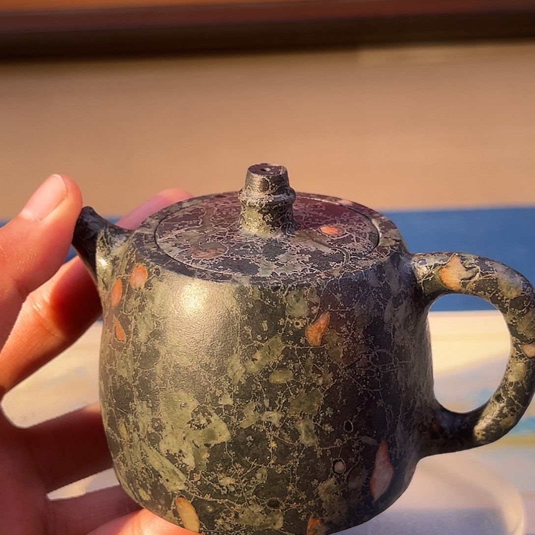 汉铎壶安山玉黑底青藤