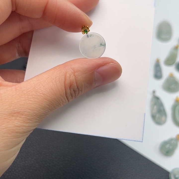 翡翠18K金镶嵌颈饰无事牌