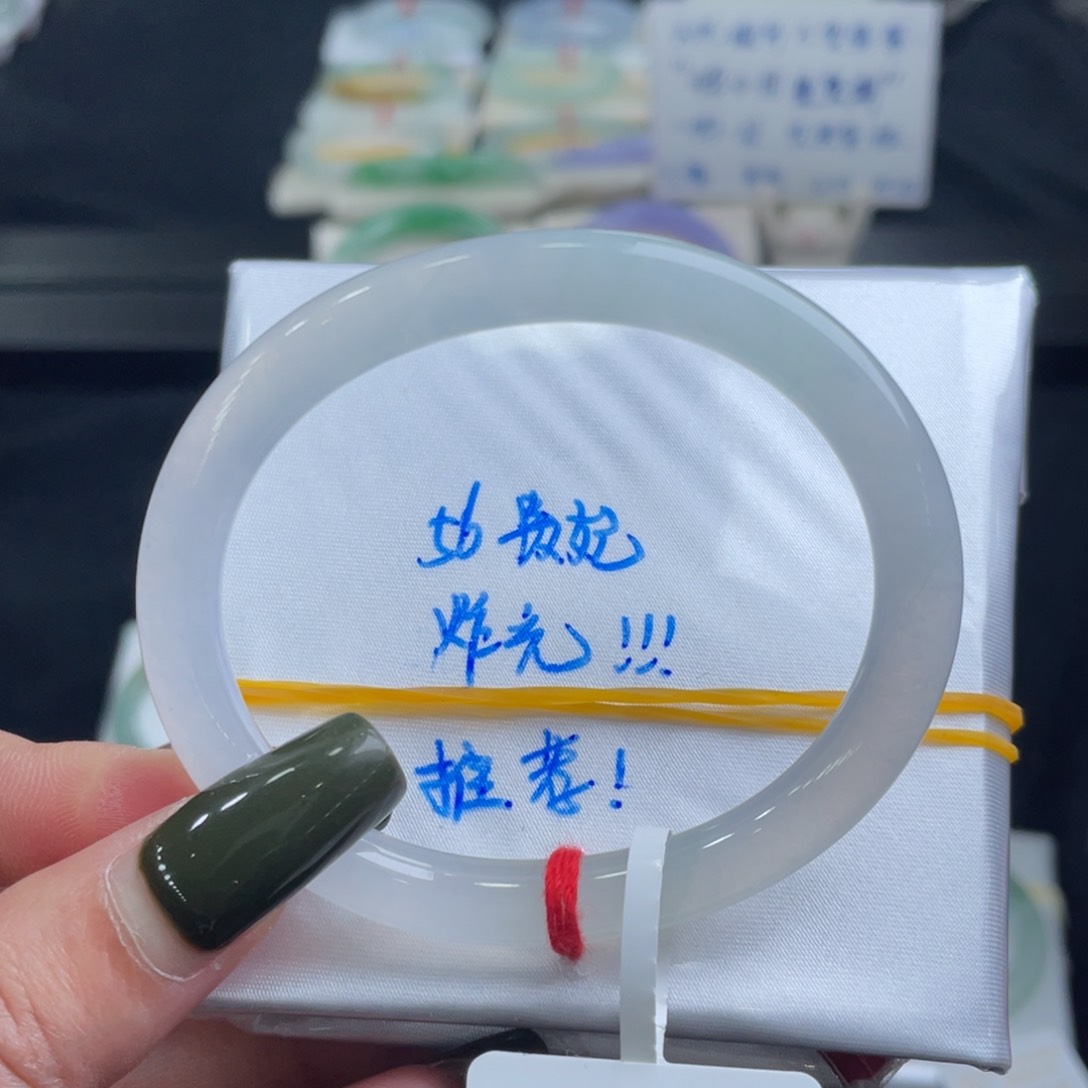 翡翠手镯未镶嵌翡翠手镯