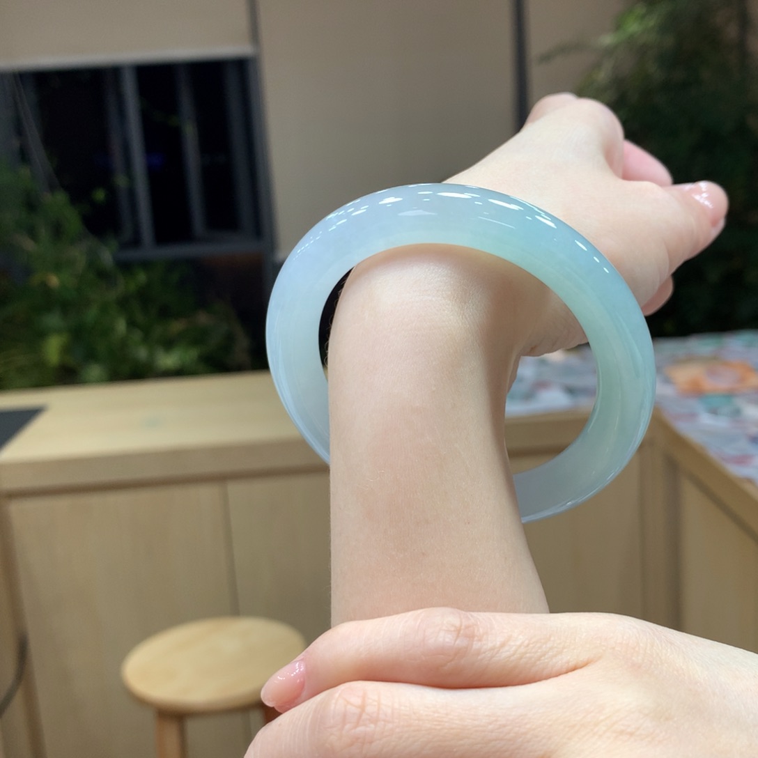 翡翠手镯未镶嵌做****师不退不换