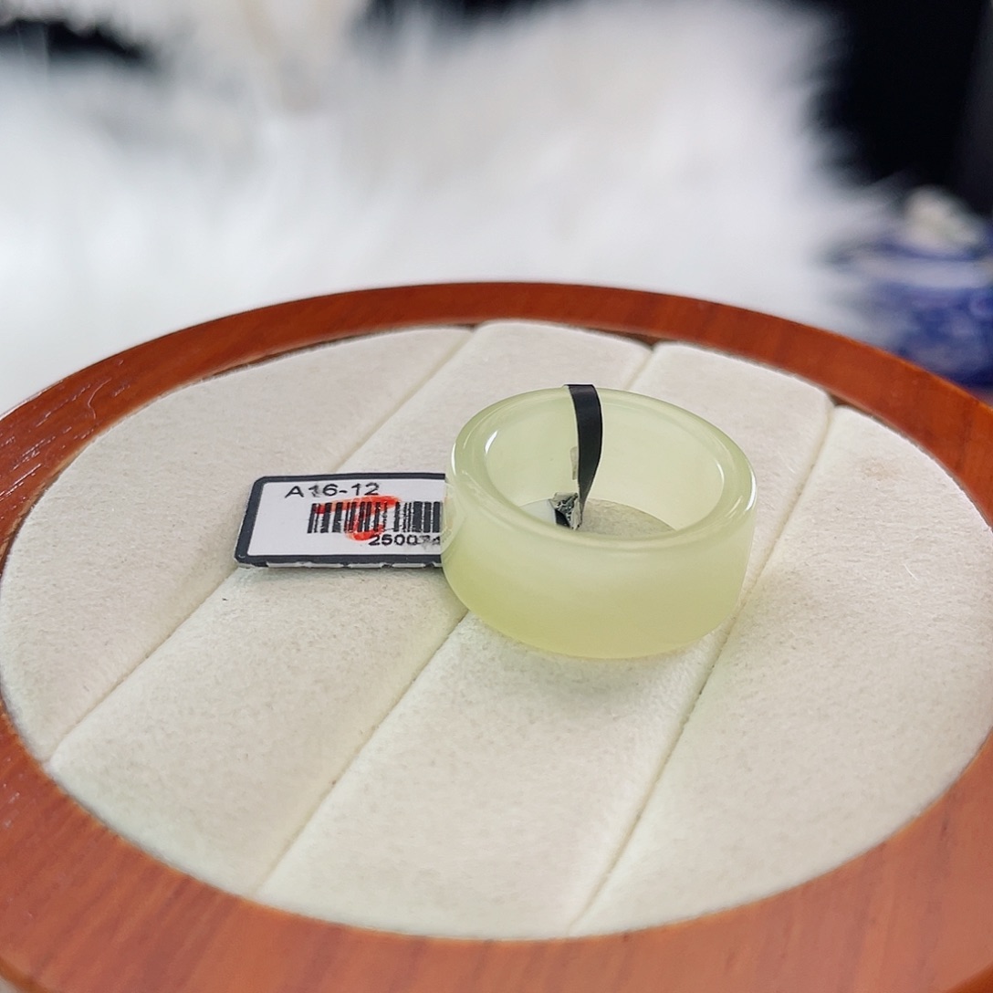 和田玉未镶嵌戒指l35。奶黄圆切。15.9。不退换