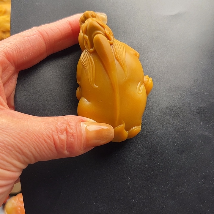 曾***遇石英质玉未镶嵌黄蜡石手把件