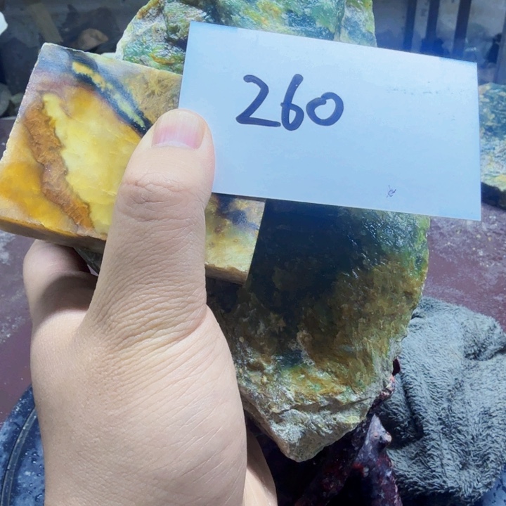 岫玉原石未镶嵌芯**尘岫玉