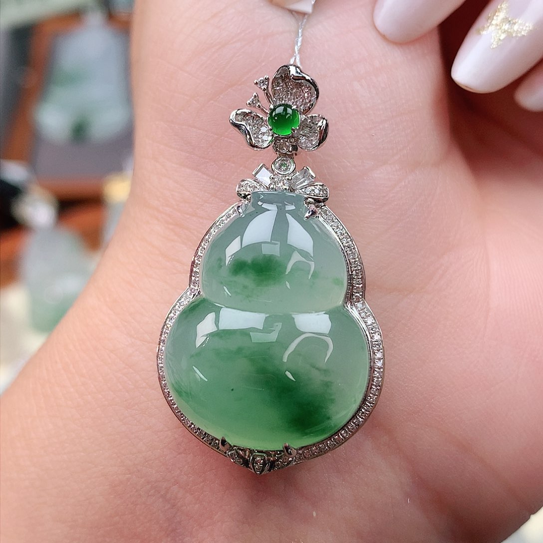 颈饰18K金镶嵌翡翠葫芦