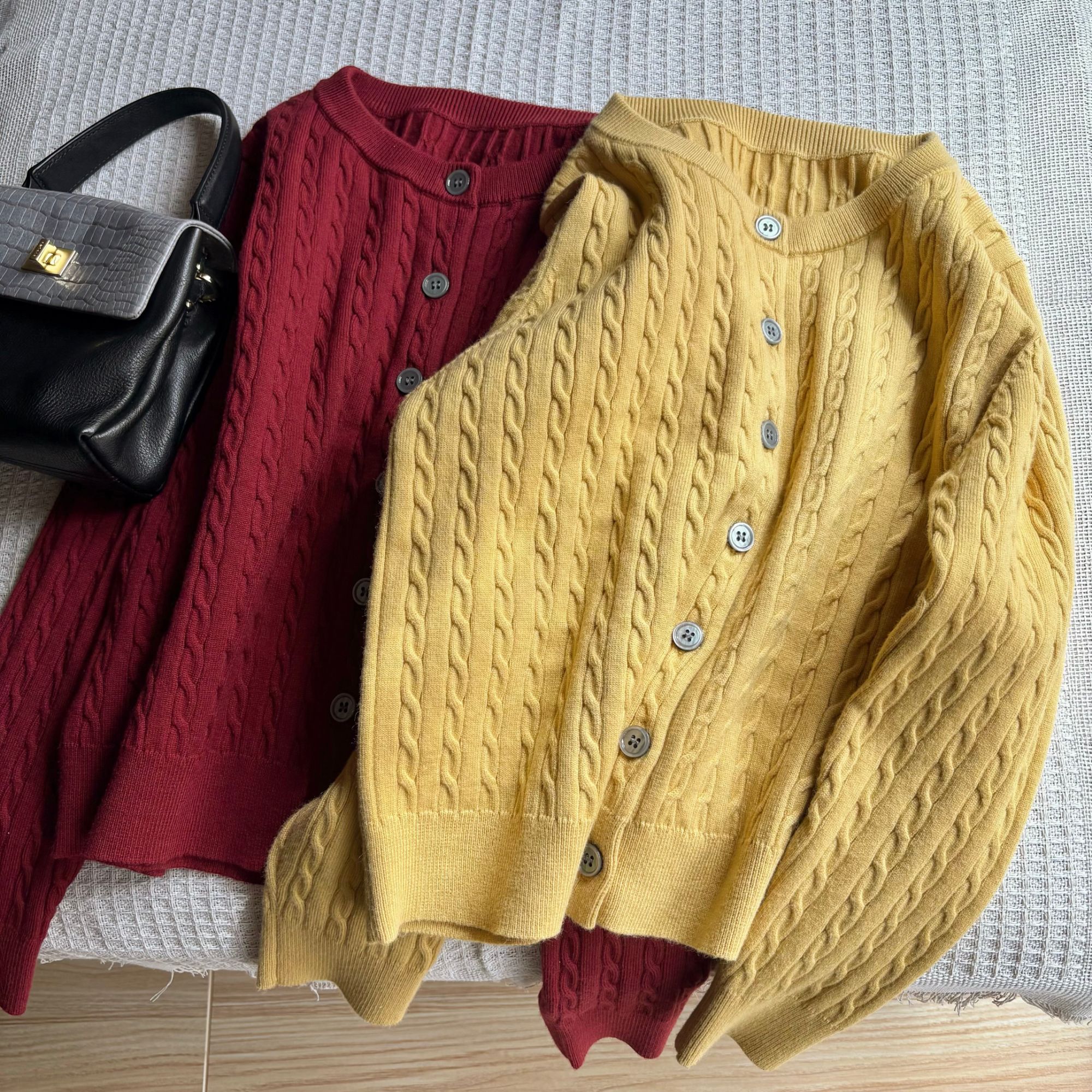 圆领针织衫女春秋2025新款慵懒风遮肉小个子定制复古纽扣长袖毛衣