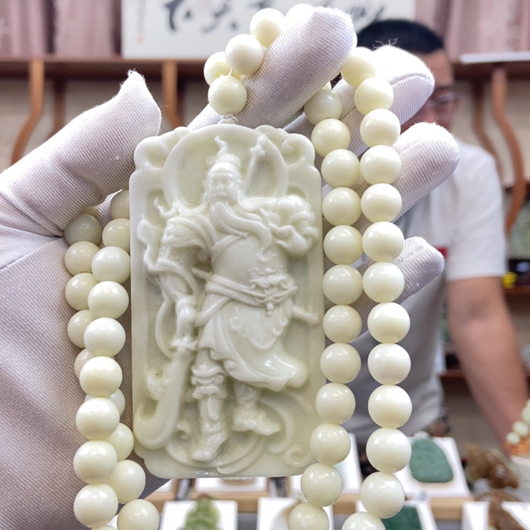 蛇纹石玉未镶嵌颈饰关公牌