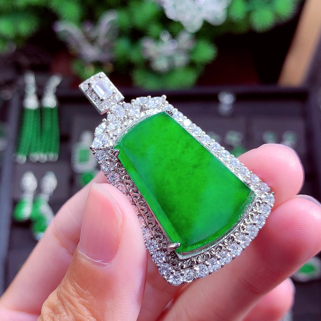 颈饰未镶嵌翡翠天然