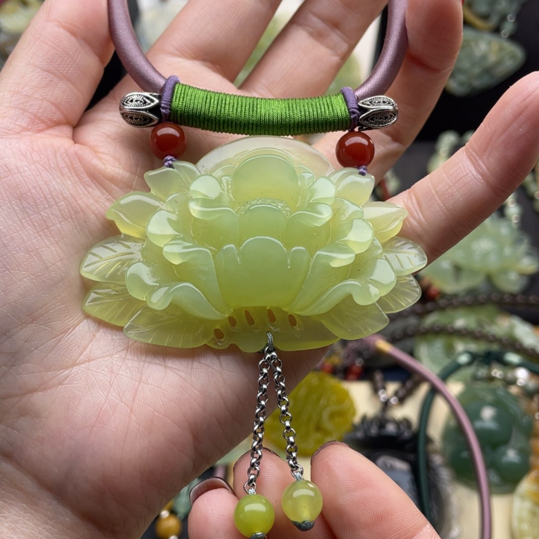 蛇纹石玉颈饰未镶嵌