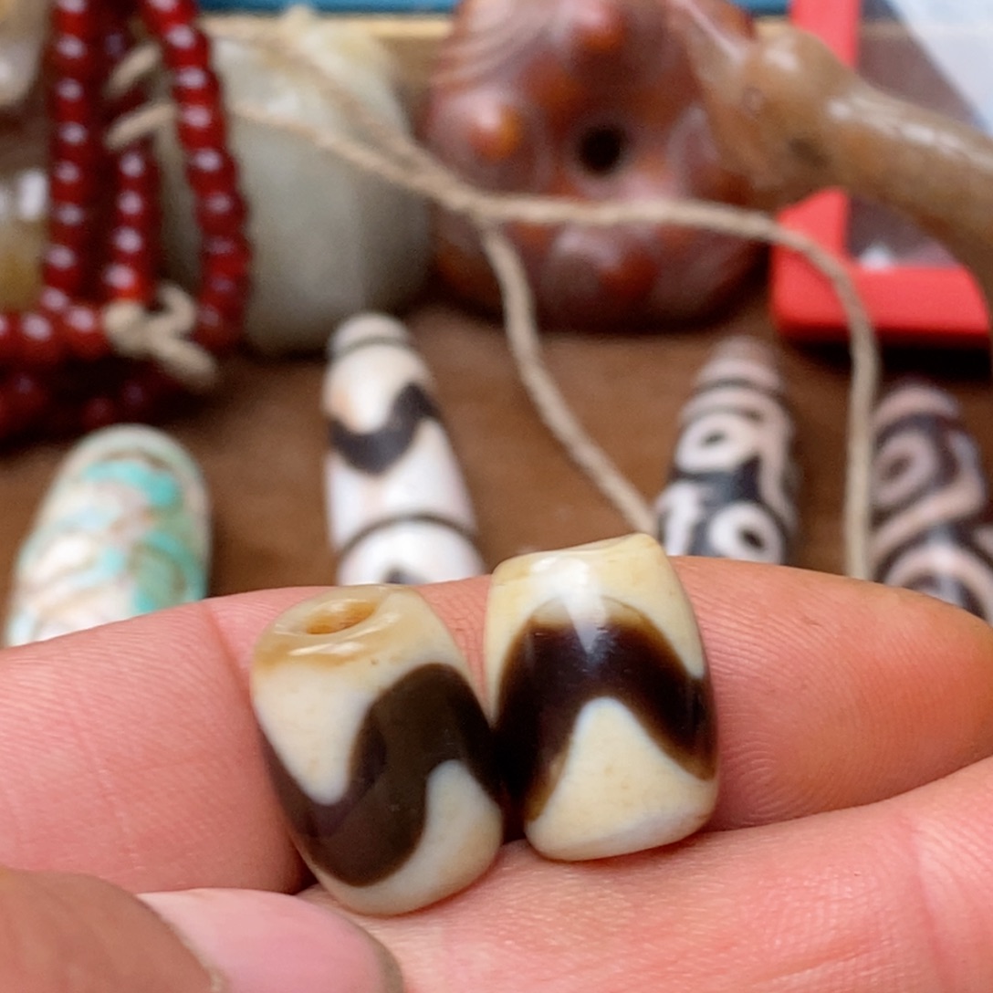 DIY琉璃珠子的颜色是蓝色