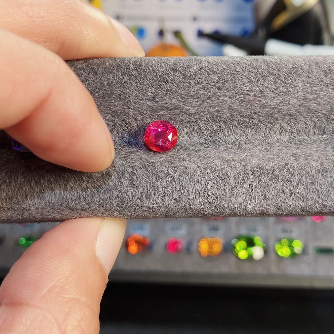 尖晶石裸石未镶嵌1.55ct马亨盖