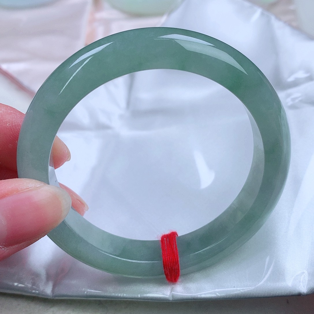 翡翠手镯未镶嵌。。。