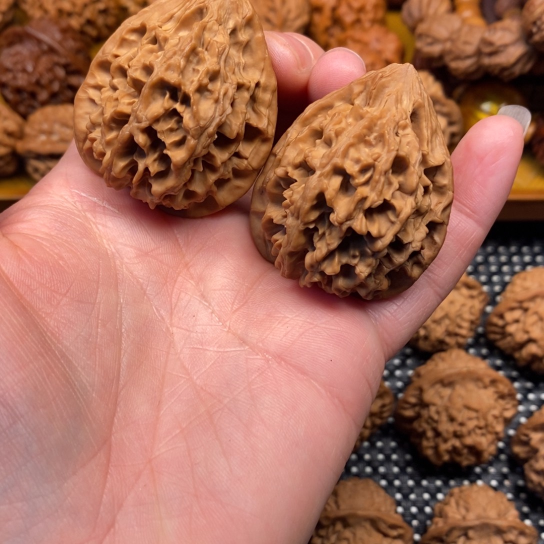 张***鲜文玩核桃吊坠秦岭山地核桃鸡心