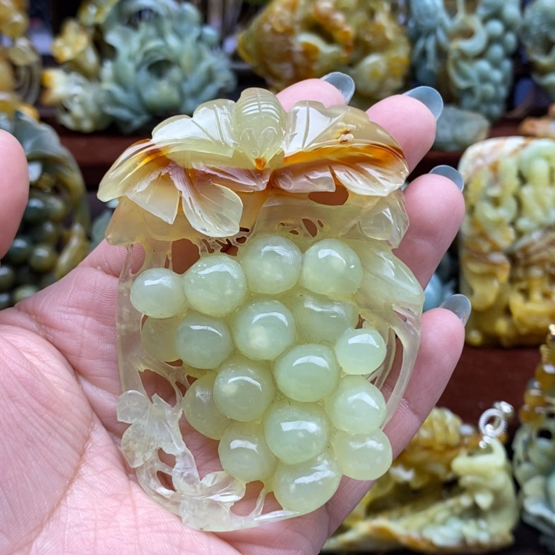 蛇纹石玉颈饰未镶嵌葡萄