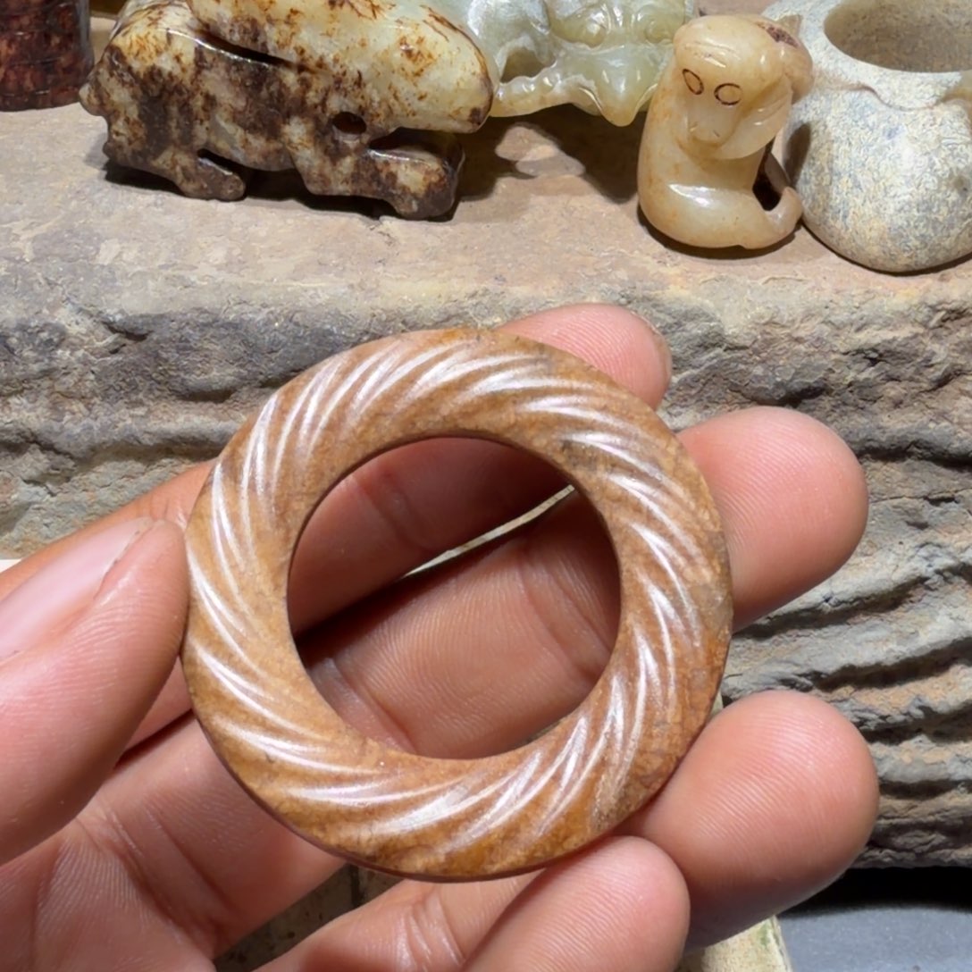 问***千和田玉（糖玉）未镶嵌颈饰