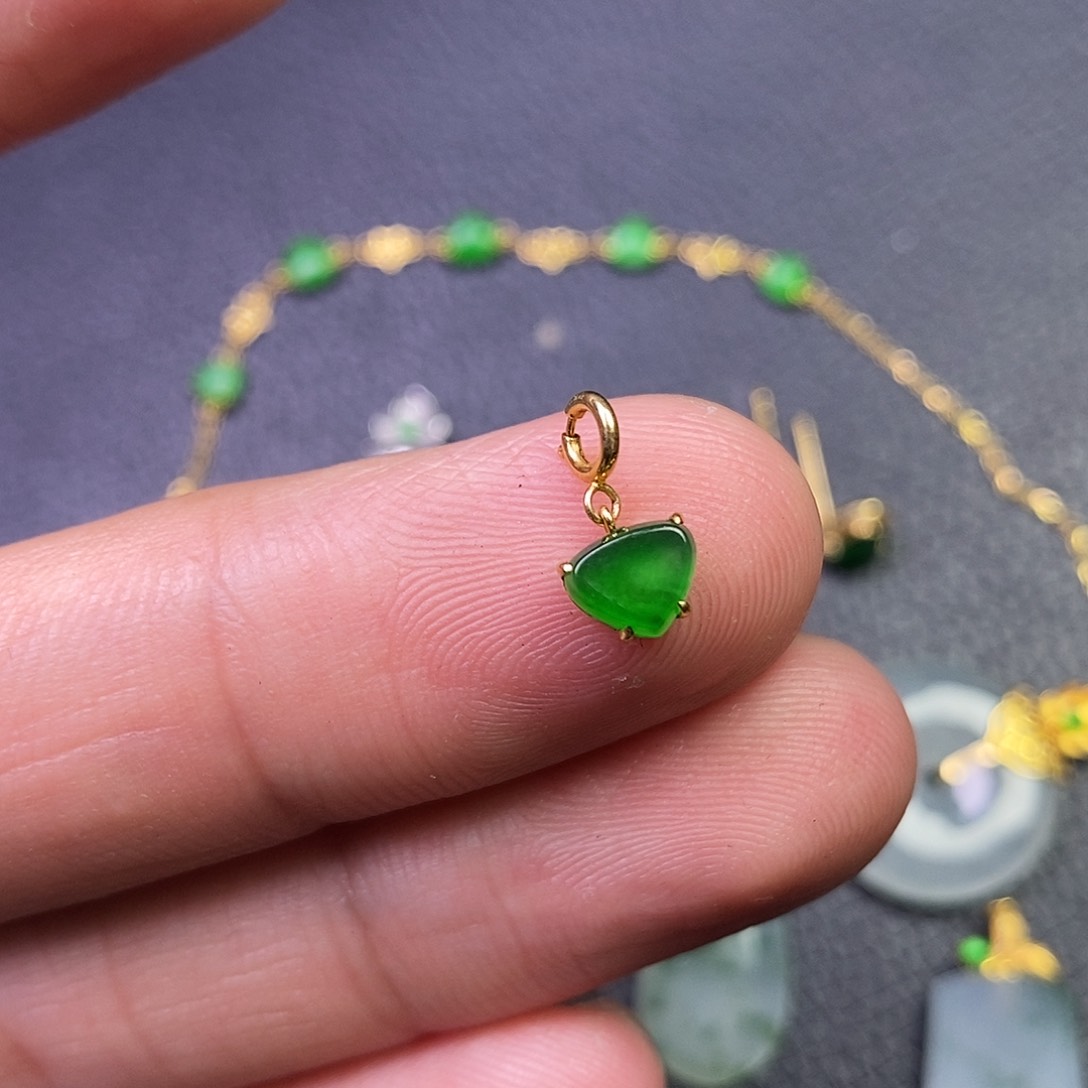 颈饰18K金镶嵌翡翠