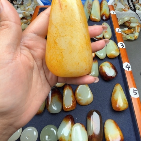 和田玉颈饰未镶嵌时**雨