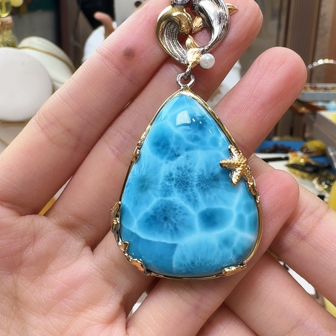 针钠钙石（海纹石）合金颈饰吊坠