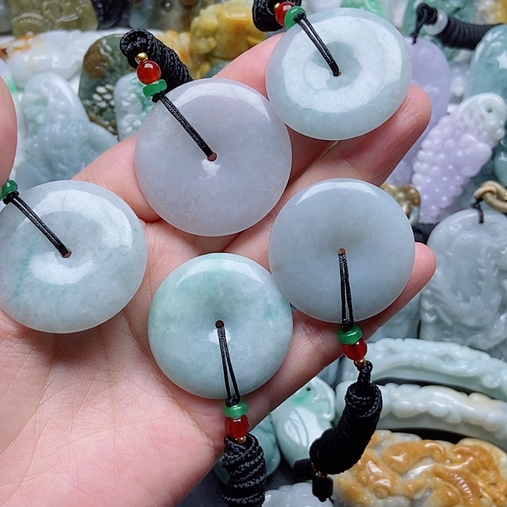 阳***斋翡翠未镶嵌颈饰翡翠