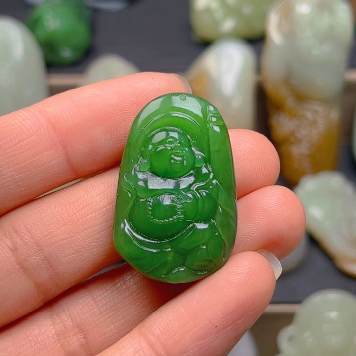 和田玉颈饰未镶嵌风****?