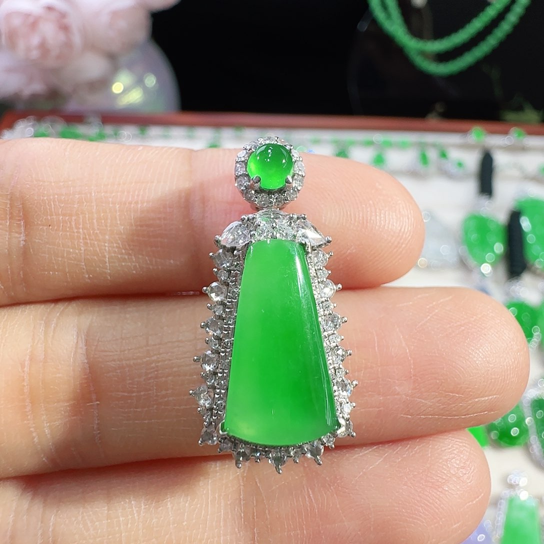 翡翠吊坠(不含链)18K金镶嵌