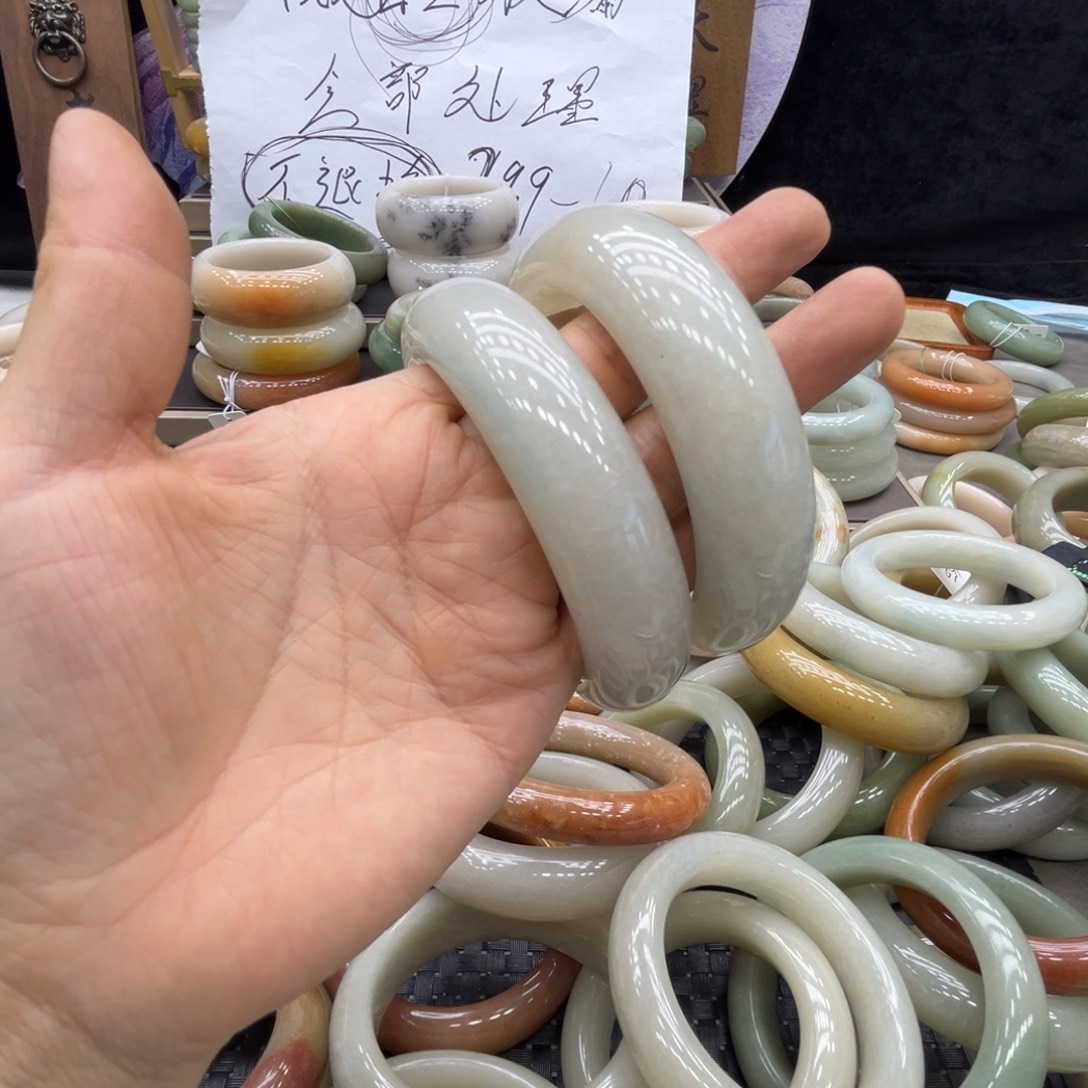 王***子石英质玉未镶嵌手镯