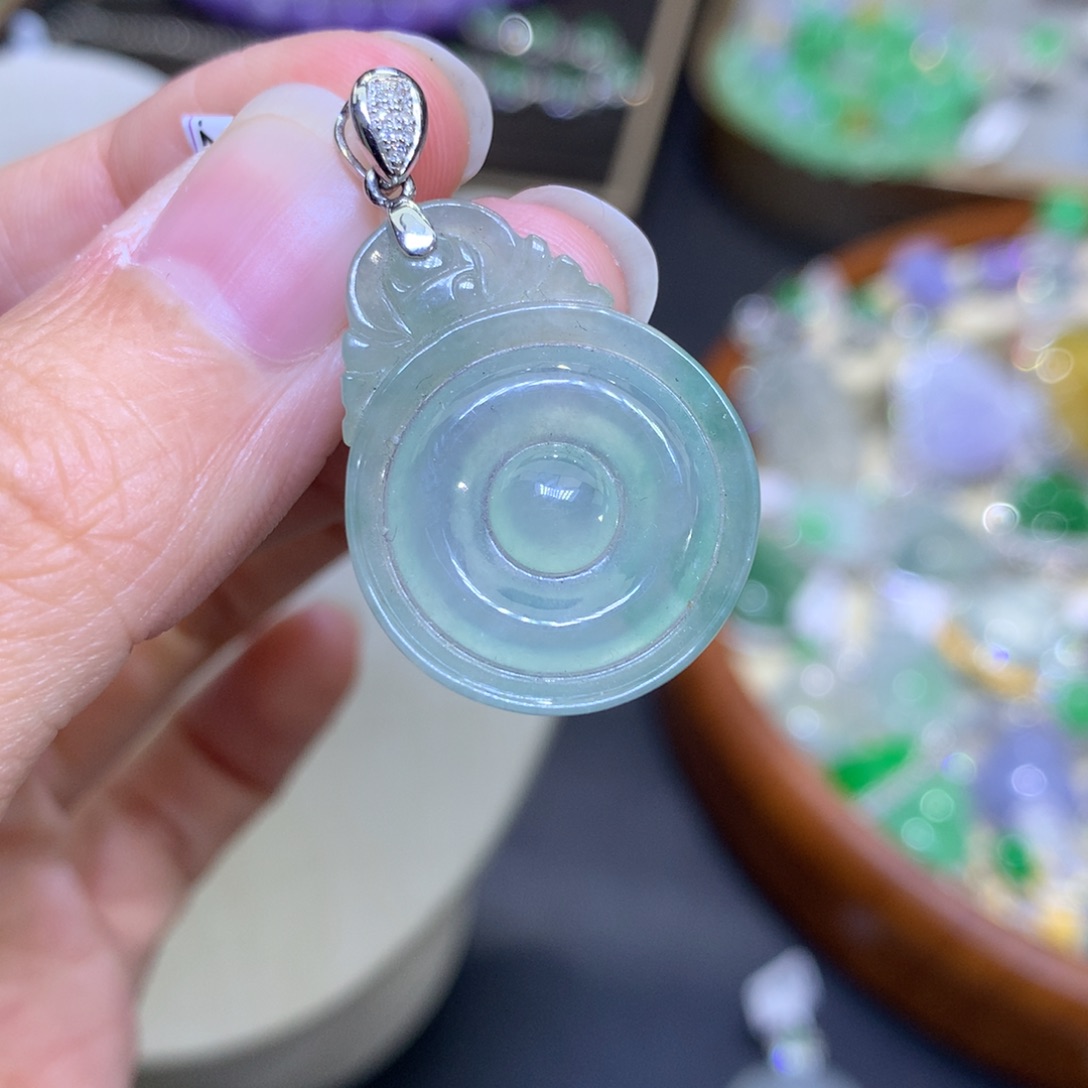 颈饰18K金镶嵌翡翠
